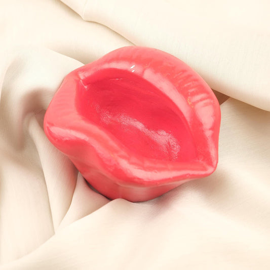 Red Lips Ashtray for Women, Bold Sexy Design, Handmade Lip-Shaped Smoking Tray, Eye-Catching Pop Art Decor  Unique Gift, 6x12x11cm