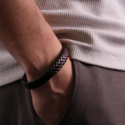 Black Leather Men's Bracelet – 22cm Minimalist Design with Red Stitching and Gold Accent