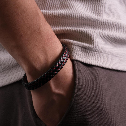 Black Leather Men's Bracelet – 22cm Minimalist Design with Red Stitching and Gold Accent