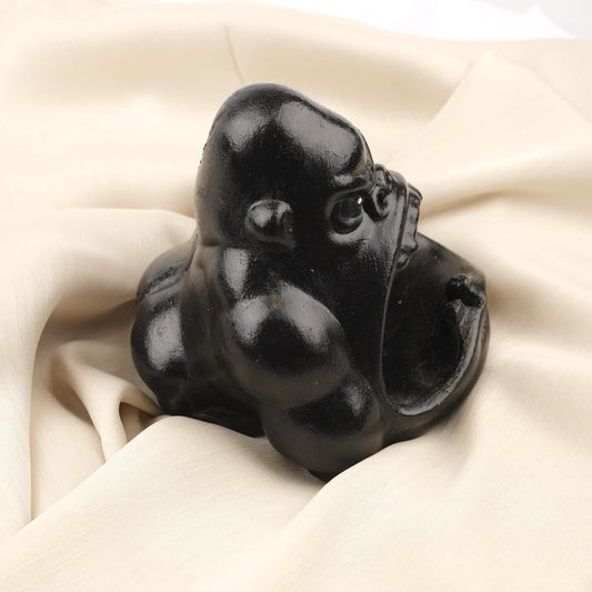Black Gorilla Ashtray, Bold Wild Animal Head Design, Fierce Jungle Decor Piece for Smokers  Handmade Beast Style Gift, 13x13x13cm