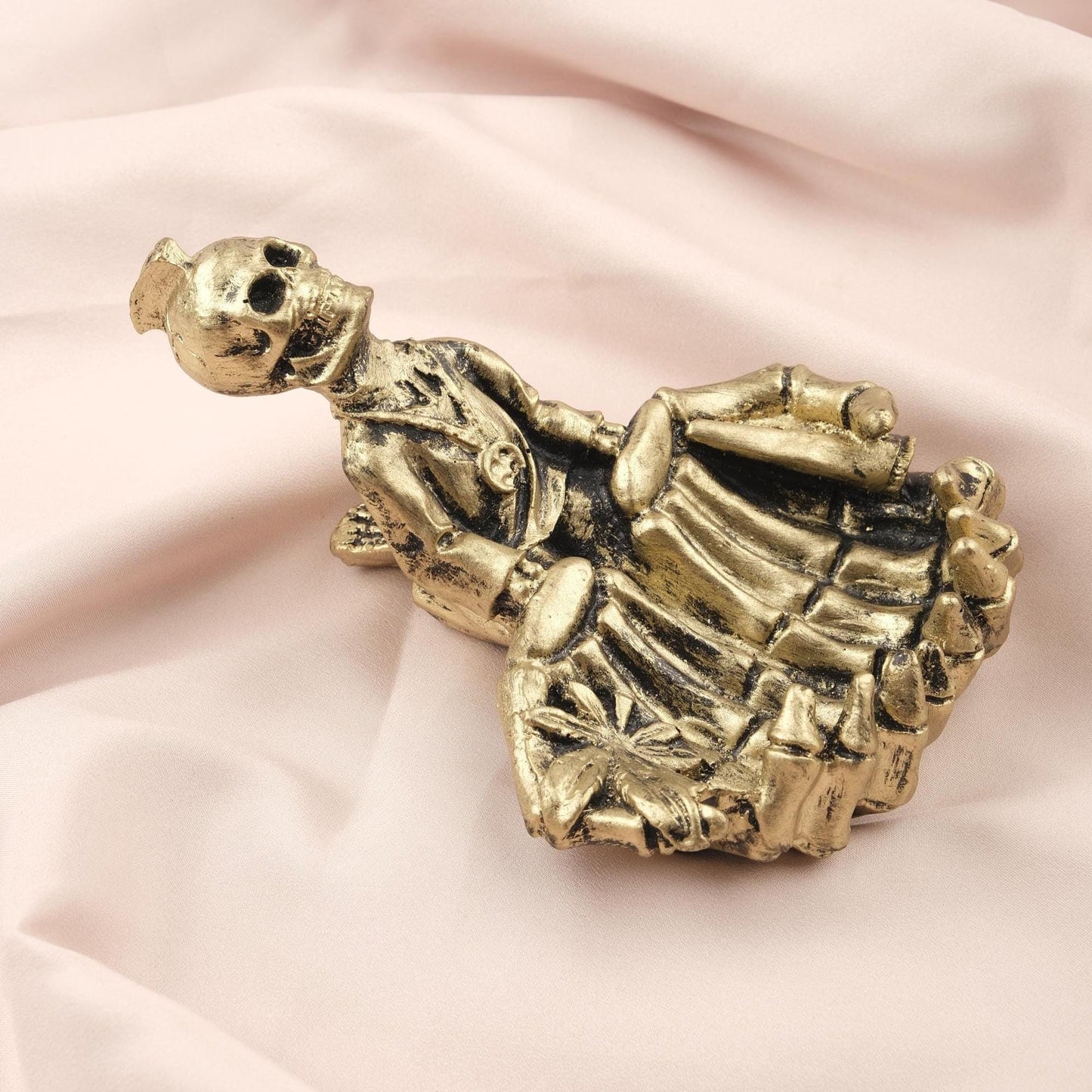 Exotic Skeleton Ashtray in Resin | Unique Smoking Accessories for Hippie Lovers, Marijuana Leaf Cigarette Lid, Cigar Ash Tray, Unique Gift