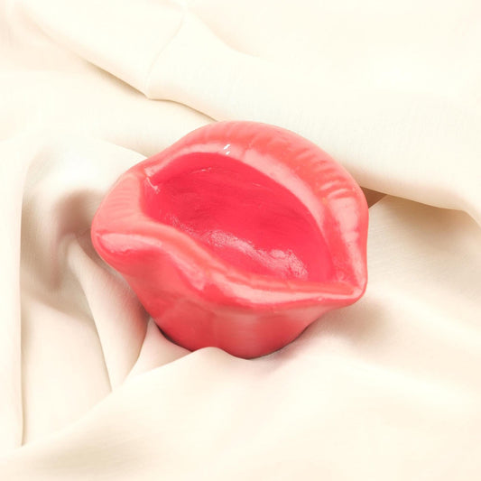 Red Lips Ashtray for Women, Bold Sexy Design, Handmade Lip-Shaped Smoking Tray, Eye-Catching Pop Art Decor  Unique Gift, 6x12x11cm